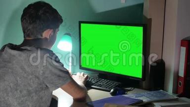 绿色钥匙在室内青少年男孩<strong>玩电脑</strong>特写手游戏视频坐回去。 青年学生考试